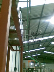 Hidro2 Grup - Trabajos de fontanería en nave industrial en Oliva. Detalle de los depósitos.